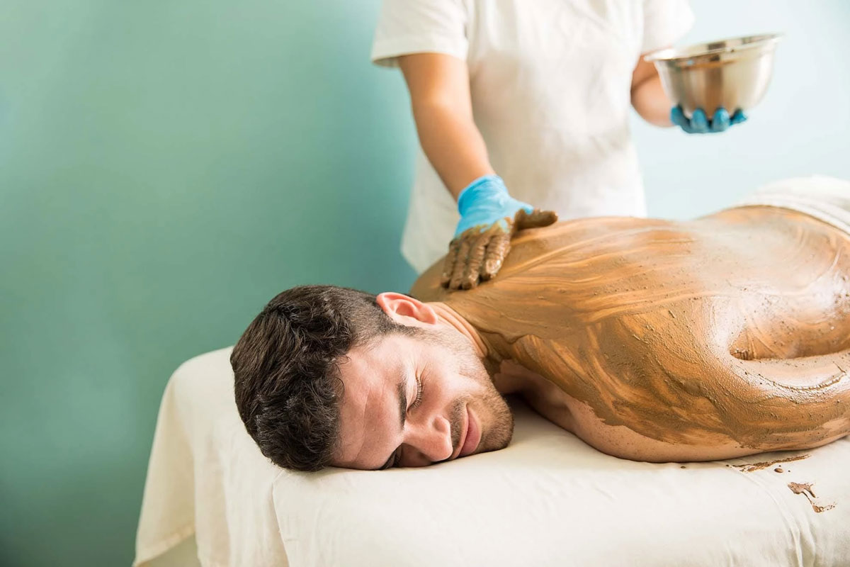homme cure en thalassothérapie boue argile verte