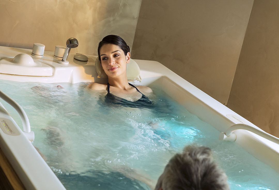 personnes dans un bain hydromassant cristaux de mer ou gelée d'algues