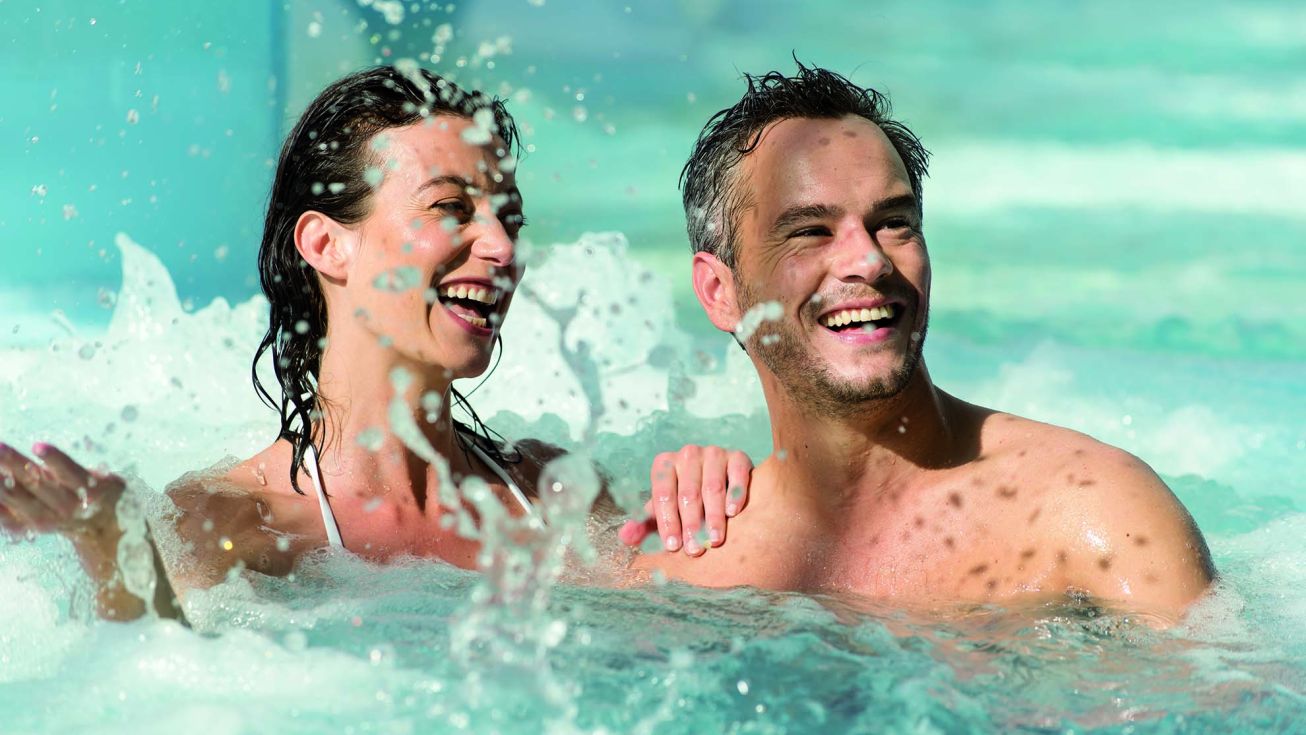 Couple dans une piscine de Thalasso à la baie de la Baule