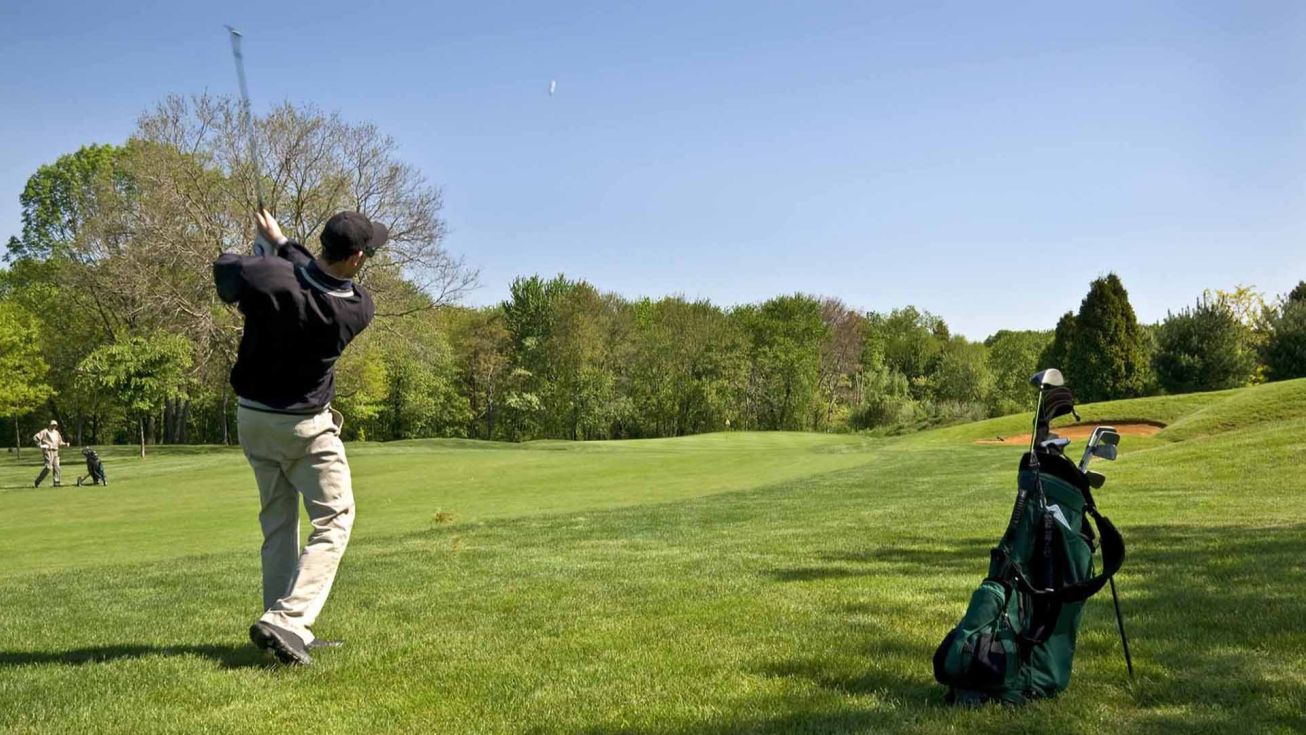 homme pendant le parcours Golf