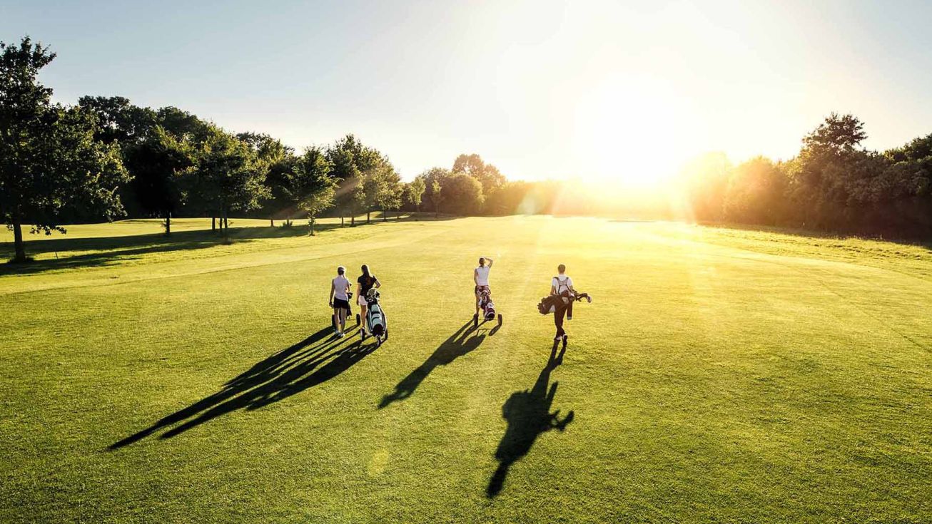 un groupe de personne pendant une demi-journée golf