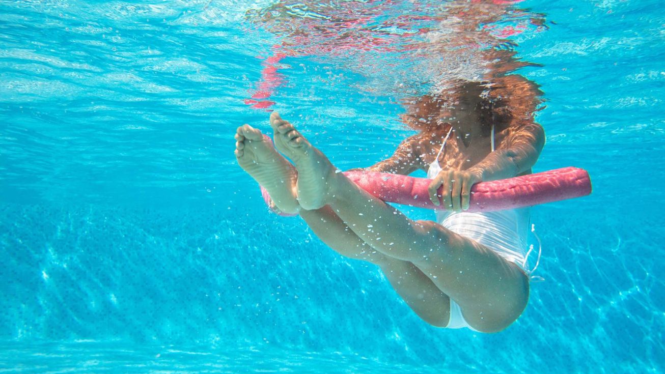 Femme lors d'une séance aquagym