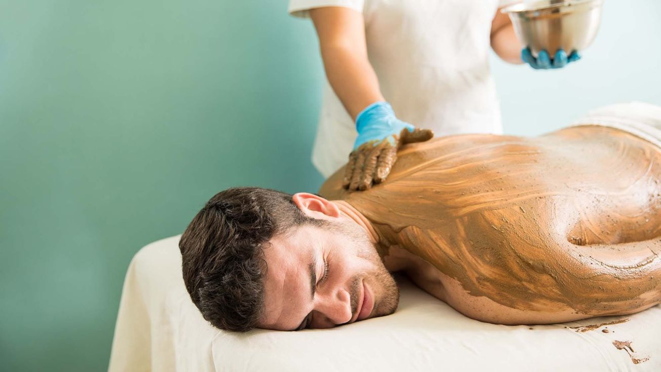 Homme durant un soin d'enveloppement