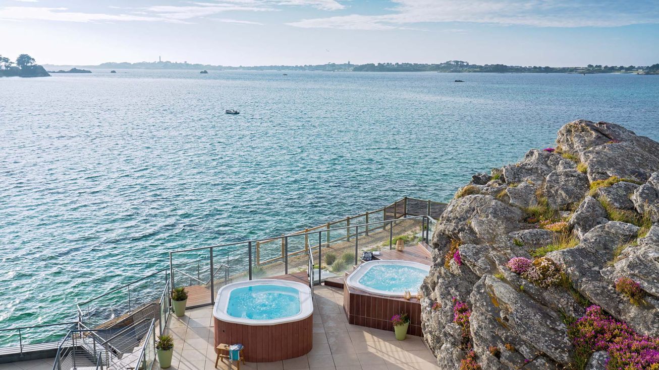 Bain à remous extérieur avec vue sur la mer