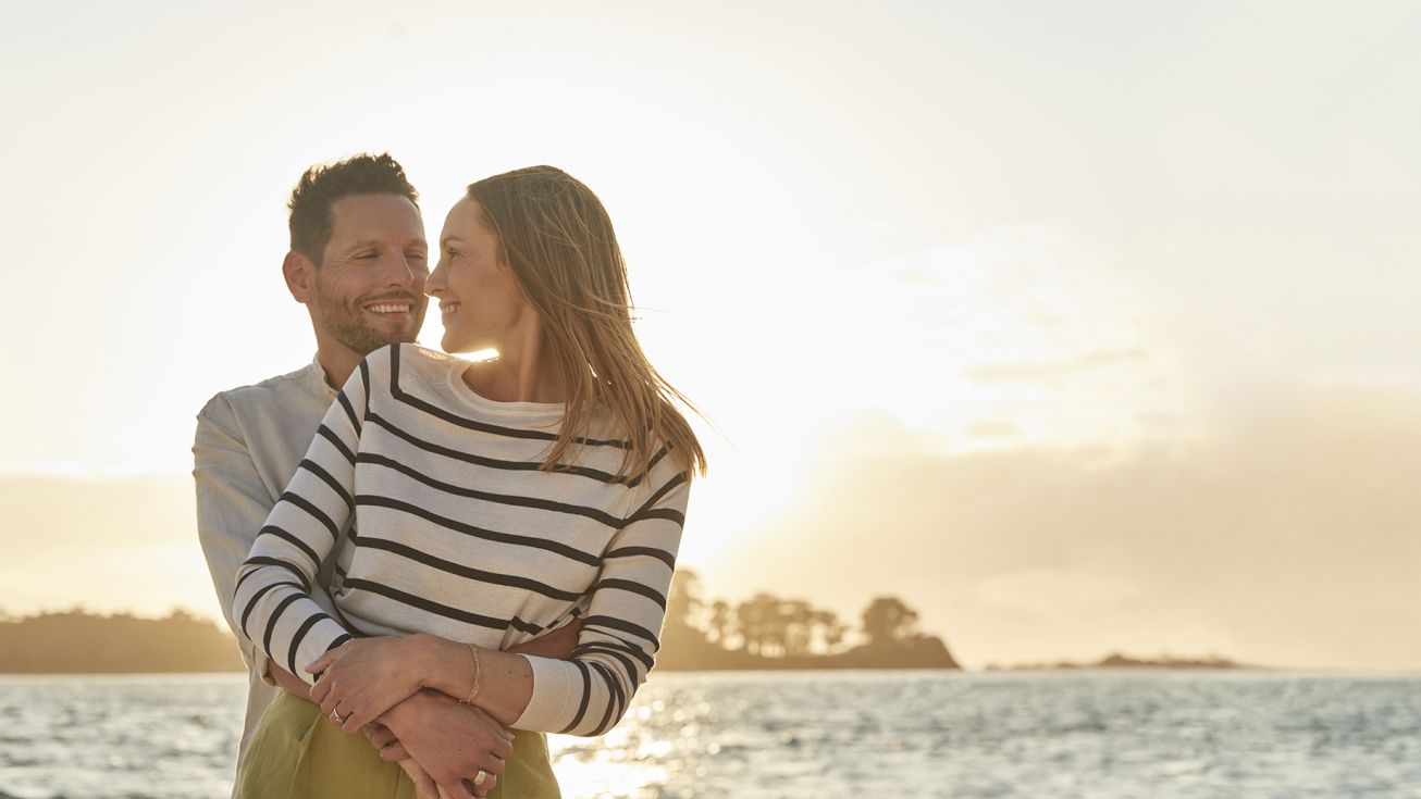 Couple plage enlacement sourire