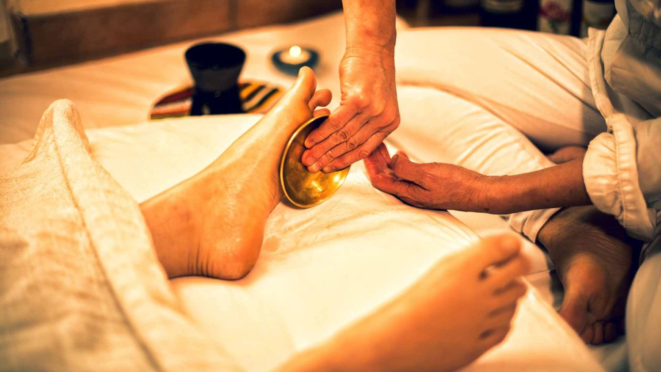 soin aux bols kansu réalisé sur des pieds