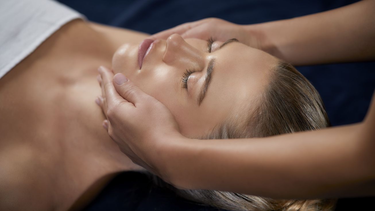 Femme recevant un soin visage Phytomer Rosée Glow, teint lumineux et repulpé