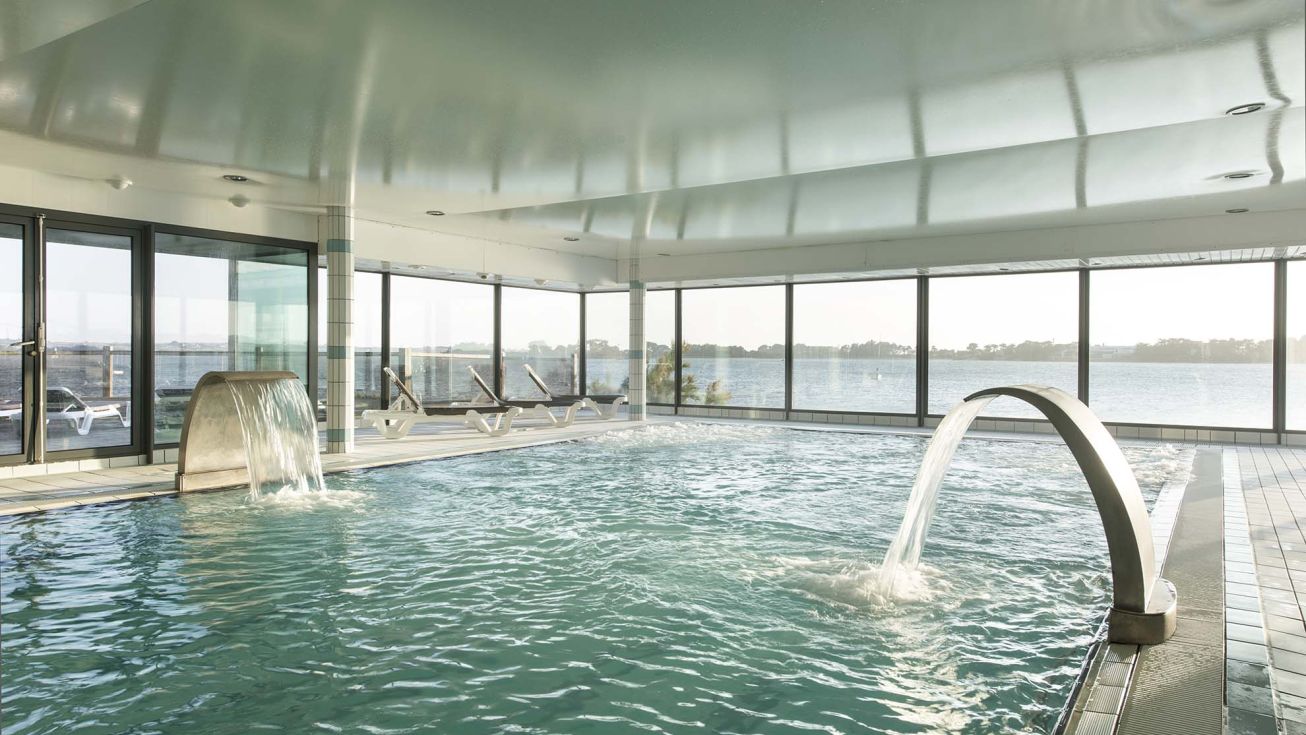 Piscine vue sur la mer à douarnenez