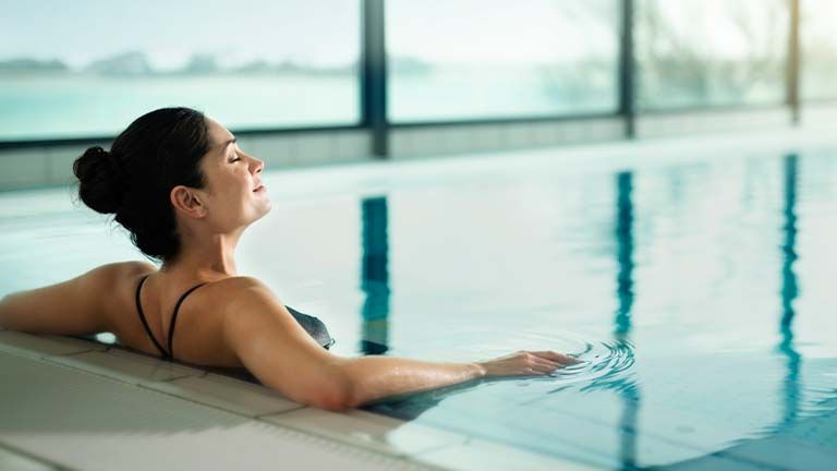 Mannequin femme au bord de la piscine du Valdys Roscoff