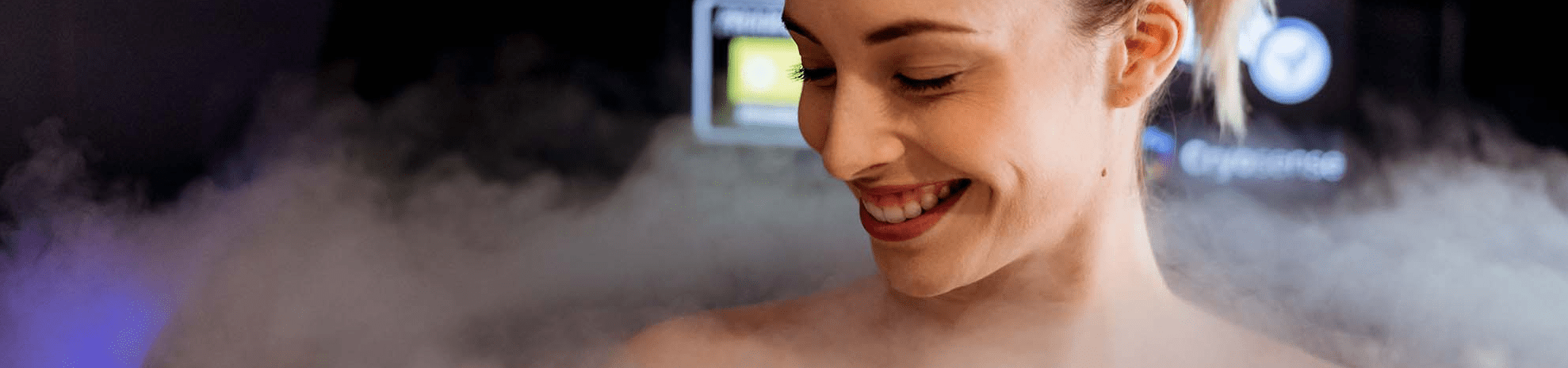 femme dans une cabine de cryothérapie en marche
