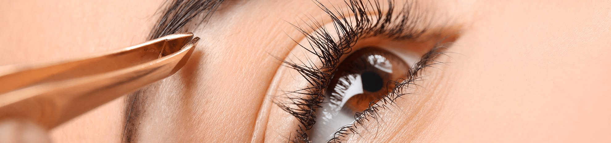femme pendant une épilation des sourcils