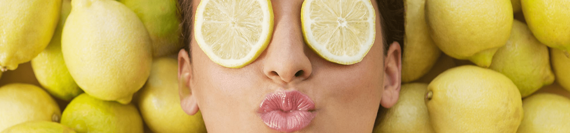 femme allongée dans des citrons