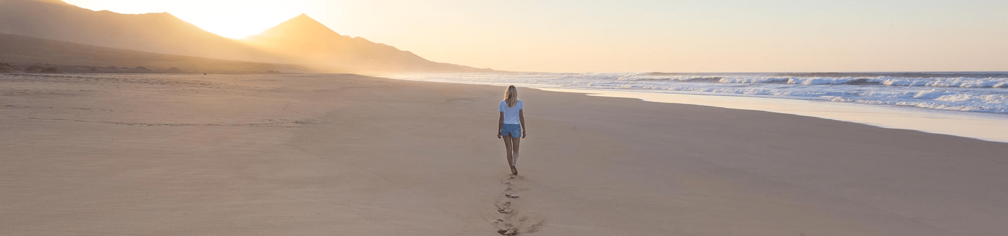 femme qui marche sur la plage