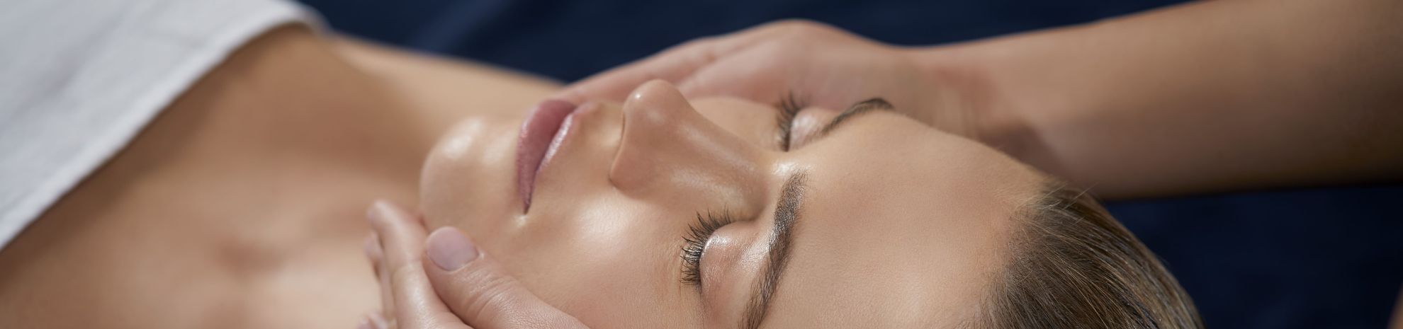 Femme recevant un soin visage Phytomer Rosée Glow, teint lumineux et repulpé