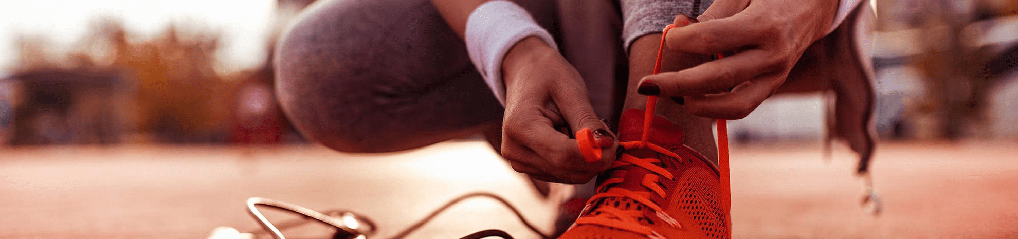femme qui lace ses chaussures de sport