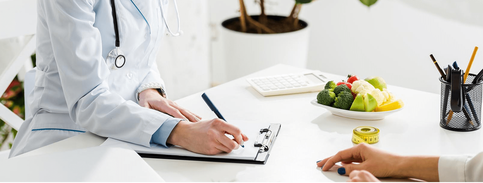 médecin et patient durant une consultation de micronutrition