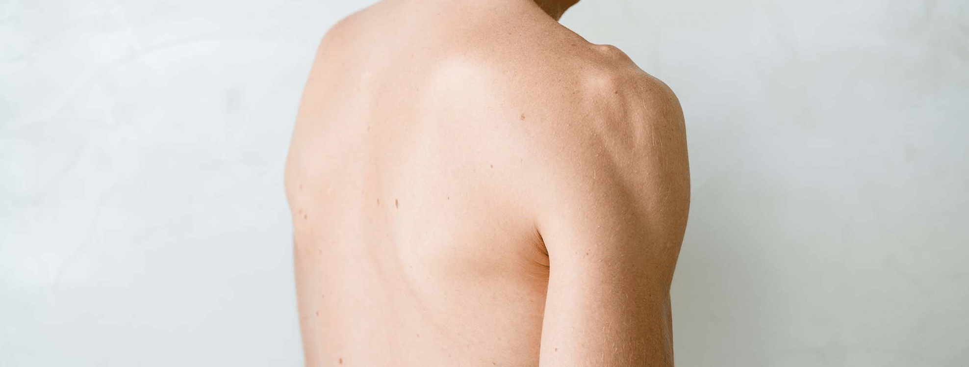 Homme avec les épaules épilées
