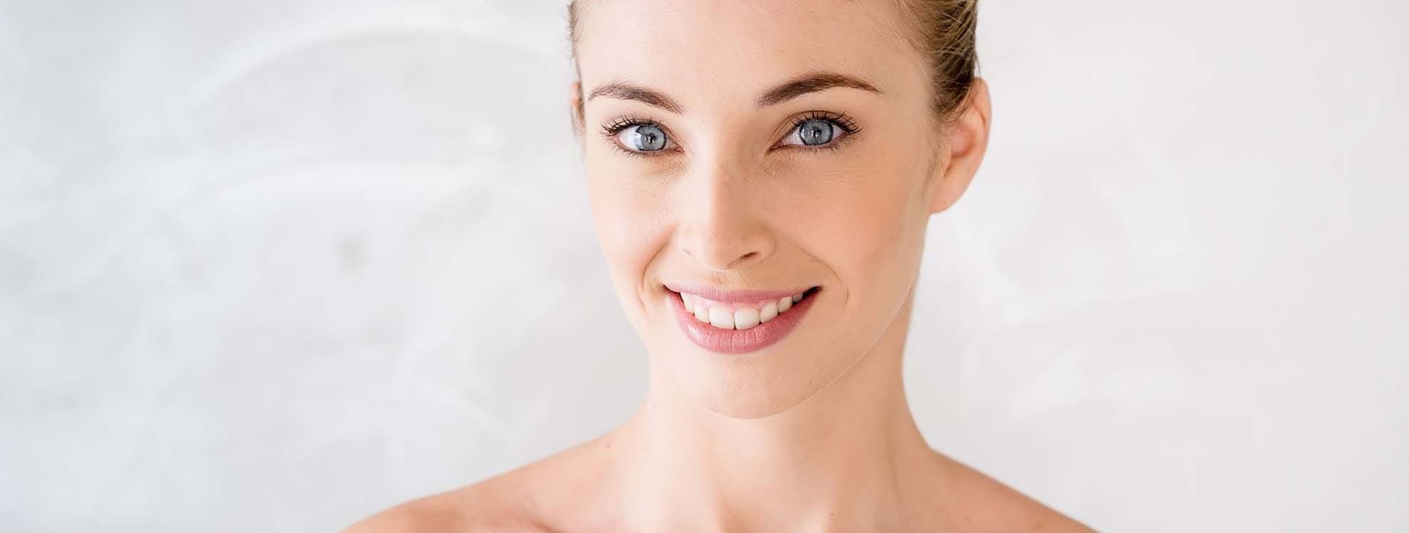 Visage de femme après épilation des sourcils