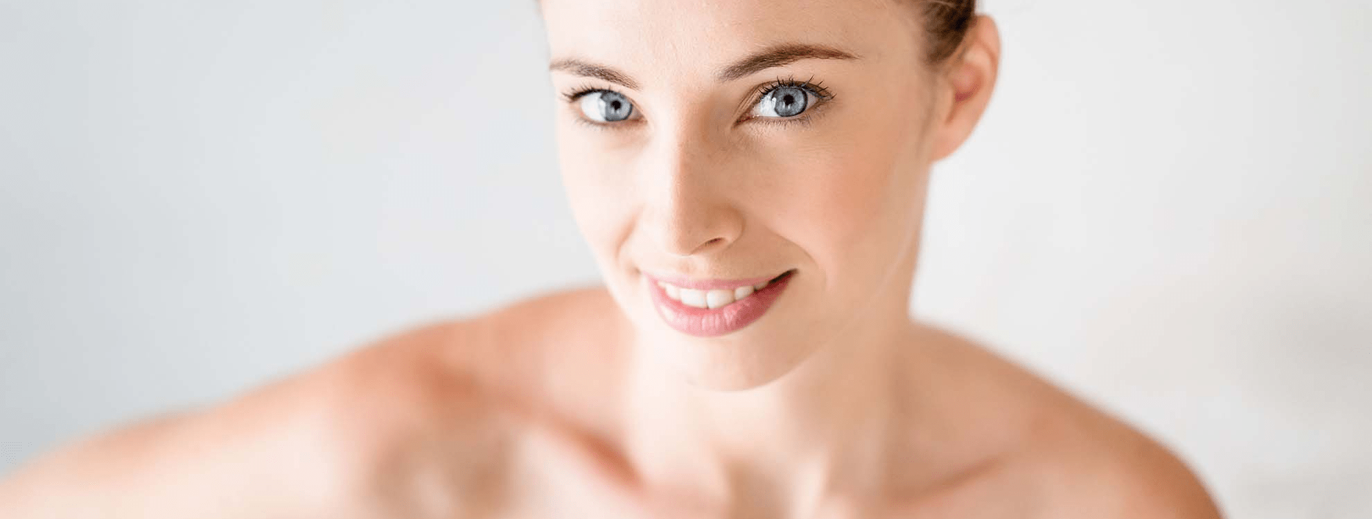 visage après une épilation des lèvres et sourcils