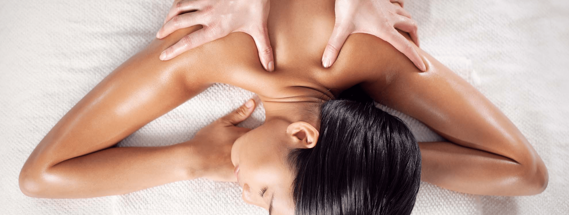 femme qui se fait masser le dos au spa