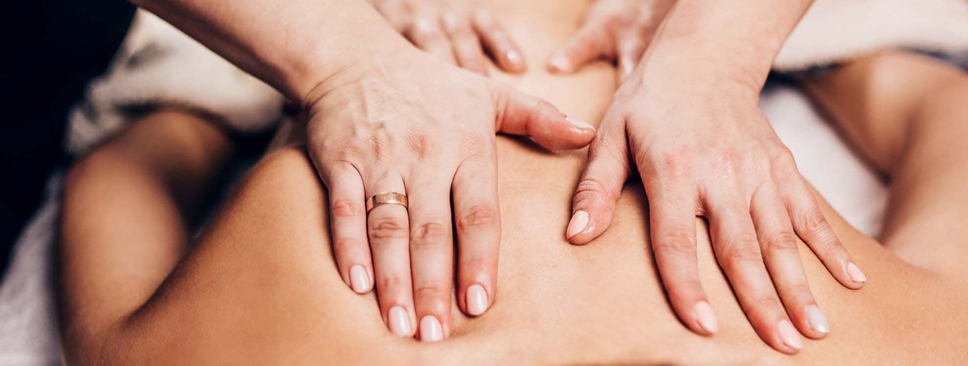 personne en train de se faire masser avec 4 mains
