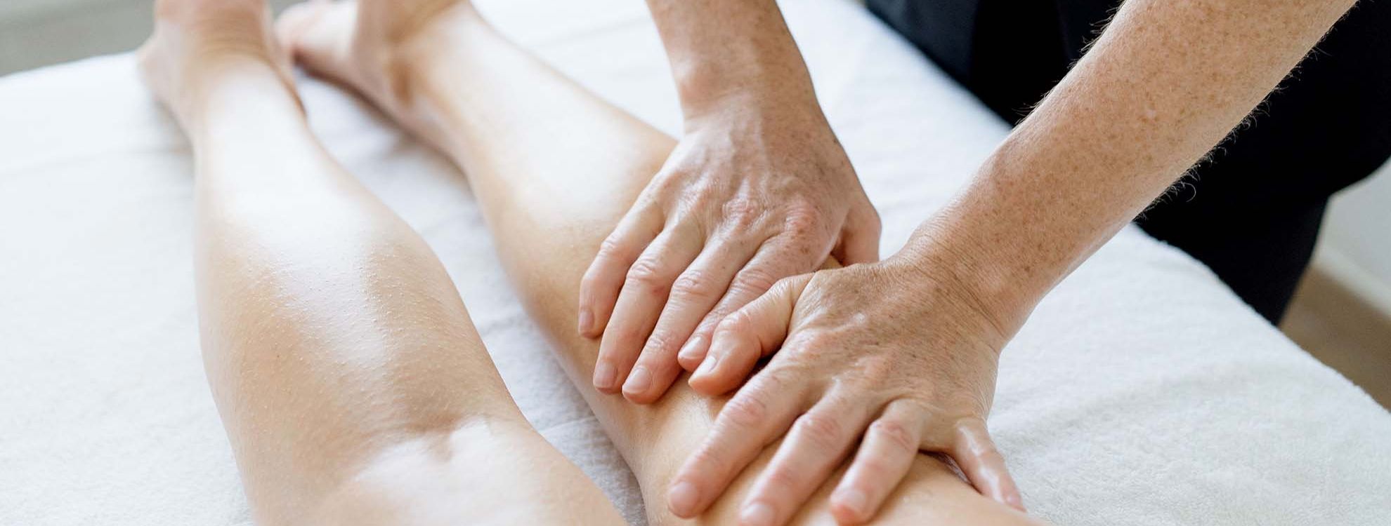 Massage zen arrière des jambes