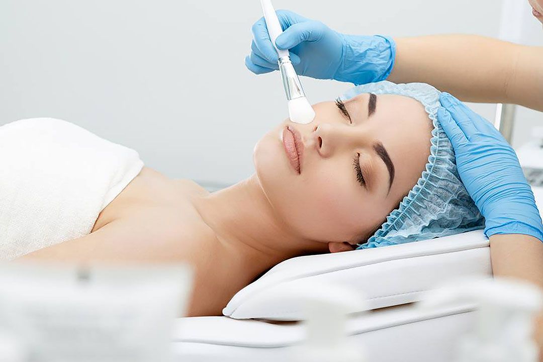 Femme pendant un soin de médecine esthétique peeling biorevitalisant anti-âge