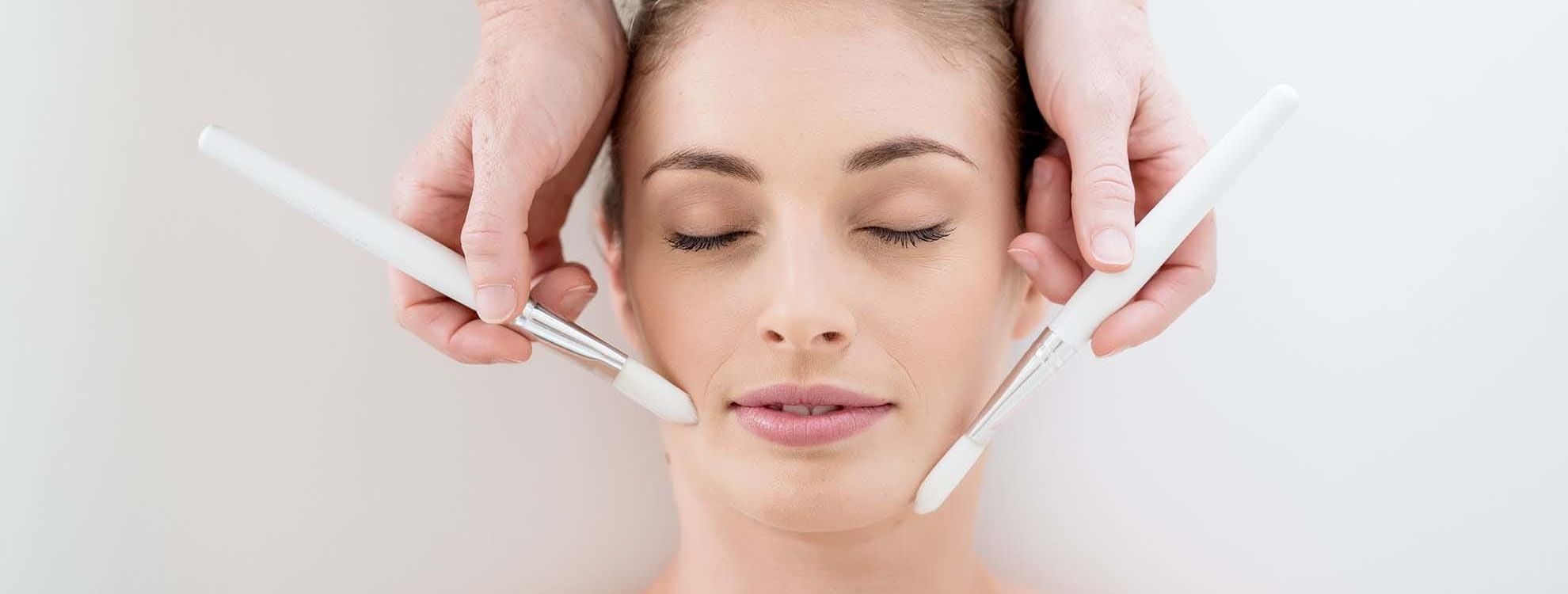 femme pendant un soin fraicheur phytomer anti-pollution
