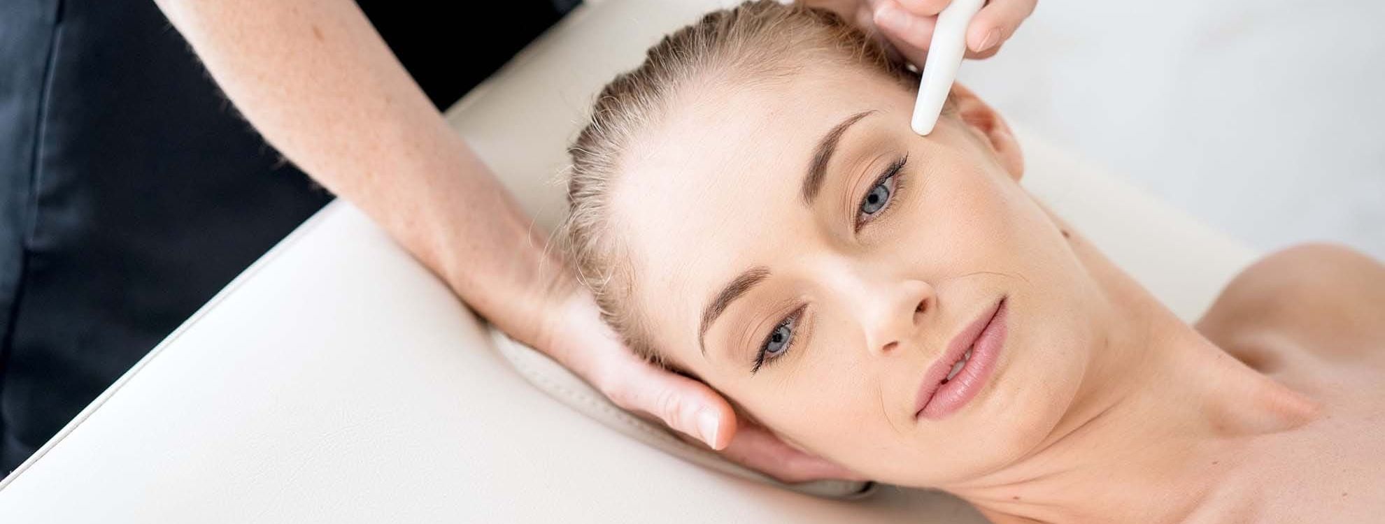 Femme appliquant un soin sur les rides des yeux