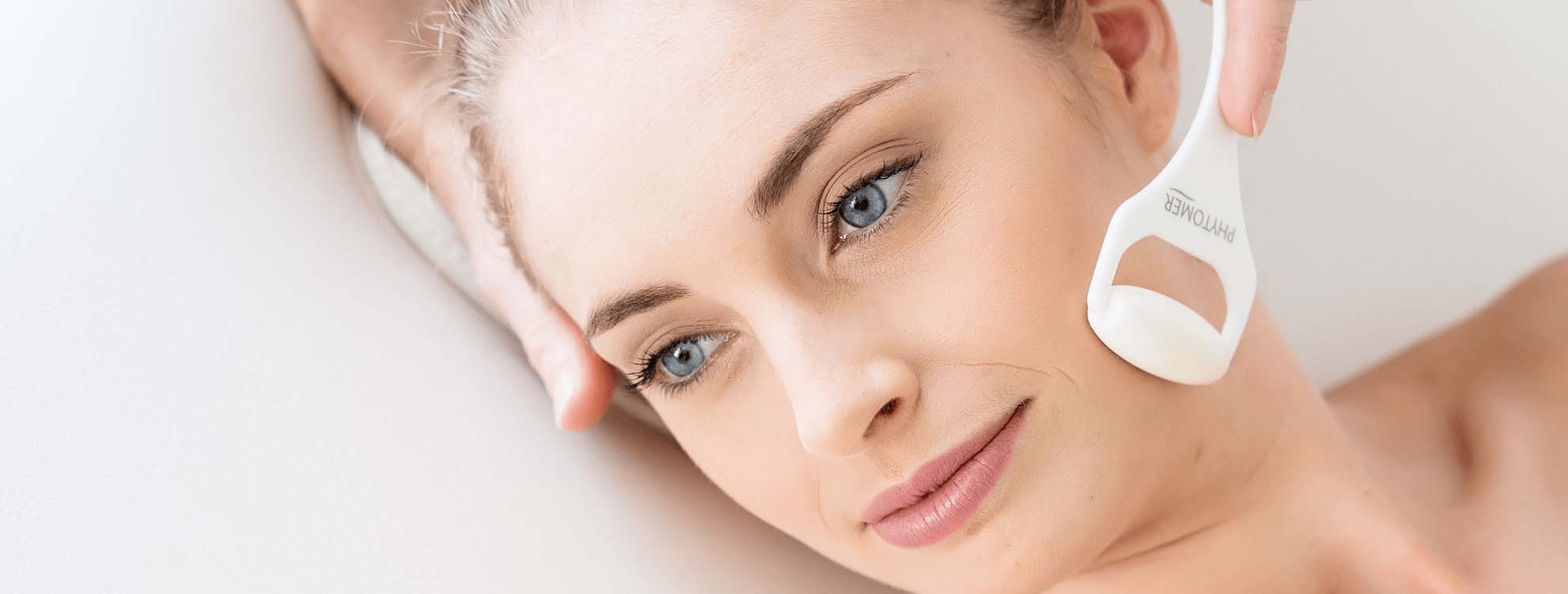 Femme pendant un soin visage anti-âge Phytomer pionner