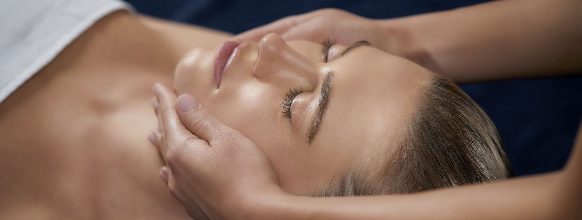 Femme recevant un soin visage Phytomer Rosée Glow, teint lumineux et repulpé
