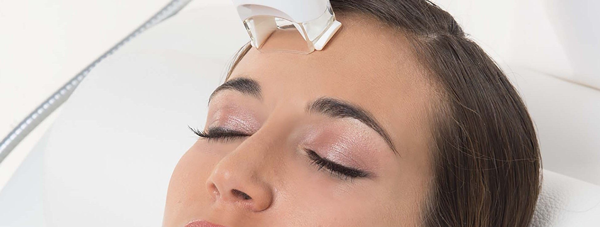 Femme recevant un soin renovateur anti-âge visage