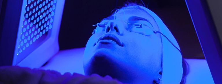 femme en séance lumière LED soin spa