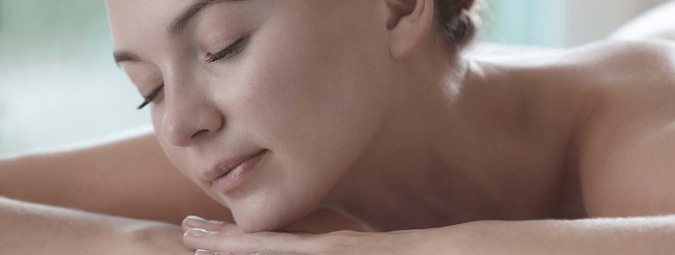 femme sur le ventre durant un soin phytomer acnipur