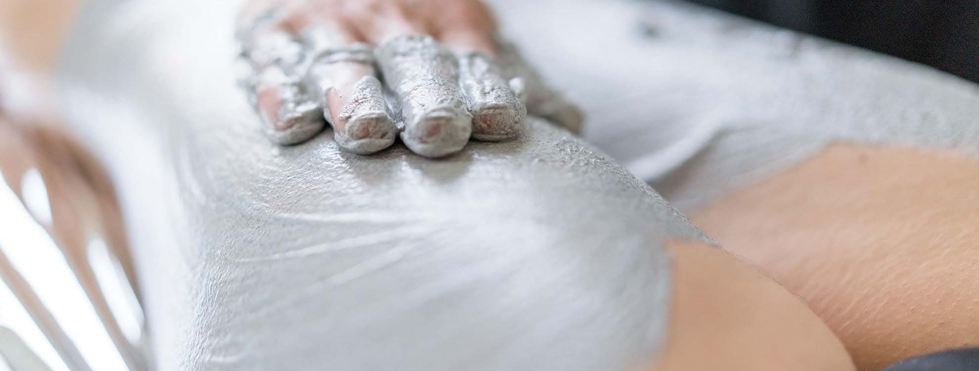 Une main étalant un soin minceur Phytomer Sculpt Zone de la cure thalasso