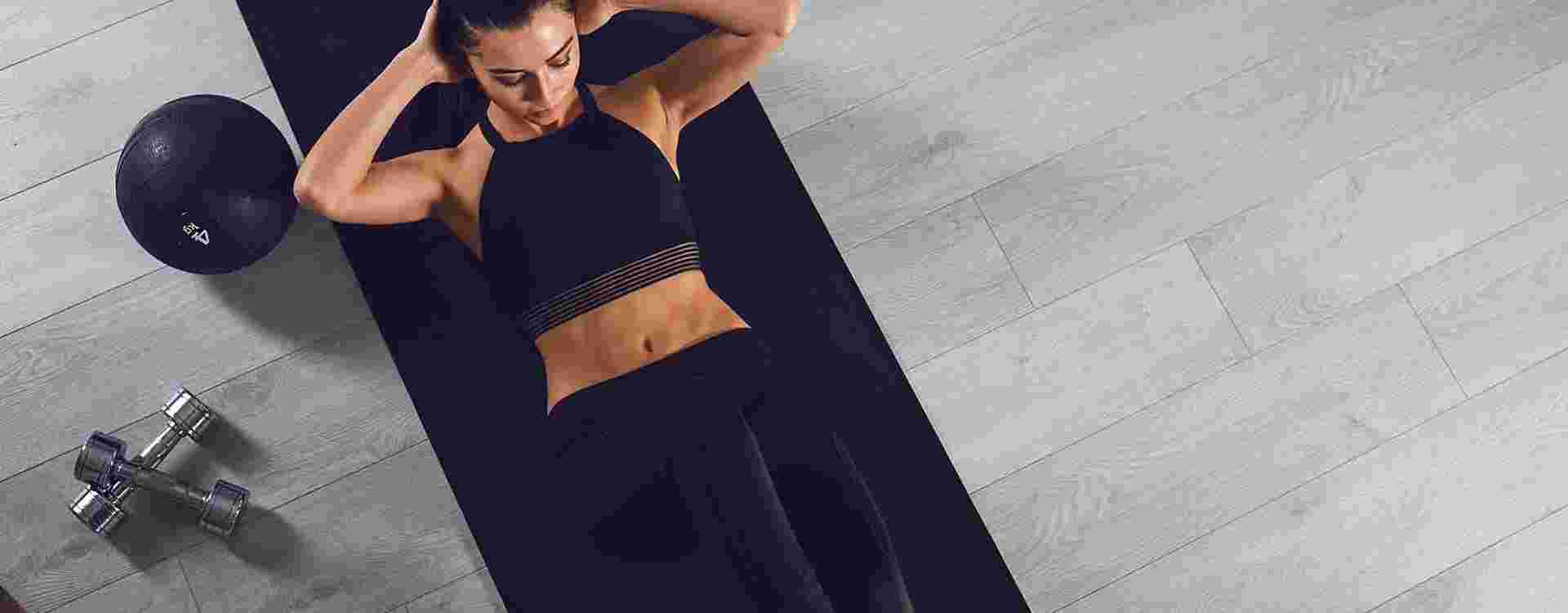 Femme vue du dessus durant un travail abdominal