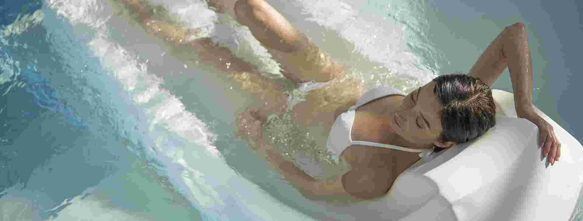 Femme sur un aquabed dans la thalasso Baie-de-La-Baule