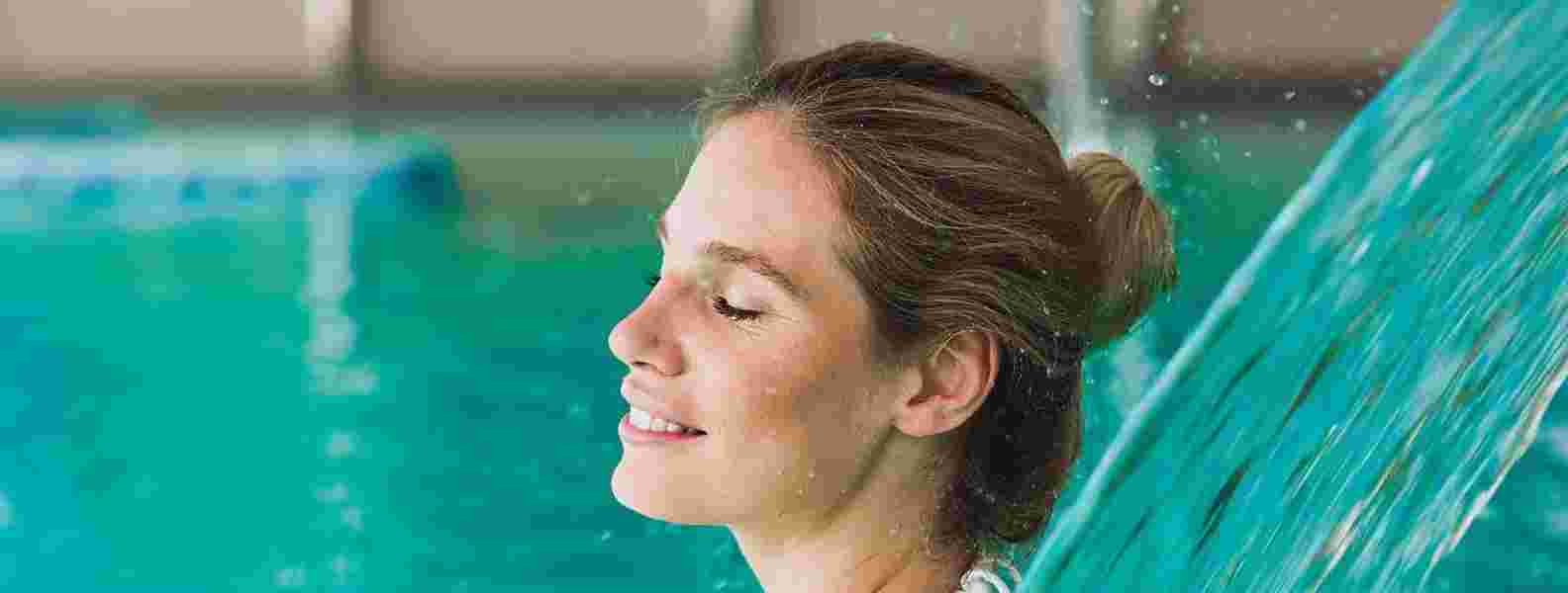femme dans une piscine au spa