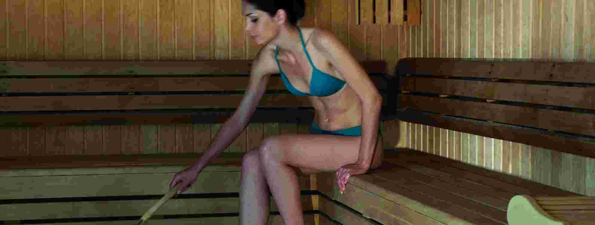 Femme dans le sauna thalasso de Saint-Jean-de-Monts