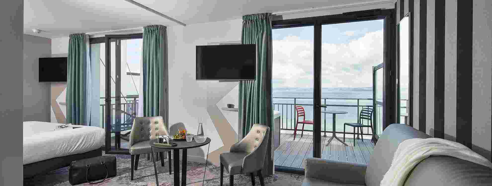 Suite exception vue mer bain à remous privatif Hôtel Douarnenez