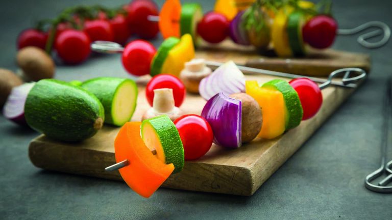 une brochette de légume sur une planche à découper