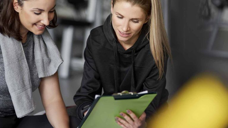 deux femmes durant une séance de coaching sportif