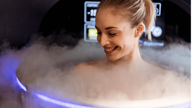 Personne dans une cabine de cryothérapie