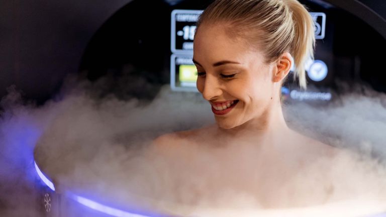 femme dans une cabine de cryothérapie en marche