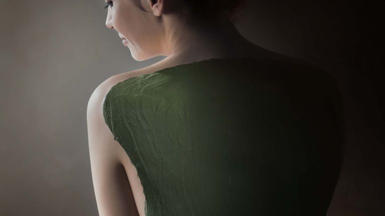 Femme pendant un soin enveloppement