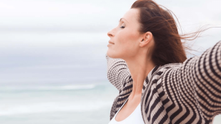 femme libre sur une plage