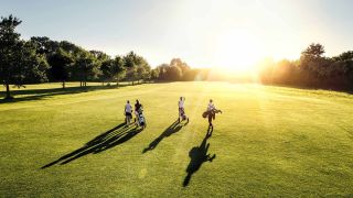 un groupe de personne pendant une demi-journée golf