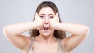 Femme réalisant une séance de yoga du visage