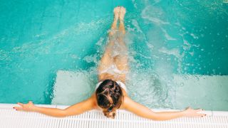 Femme au bord piscine