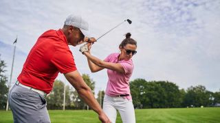 deux personnes durant un cours de golf